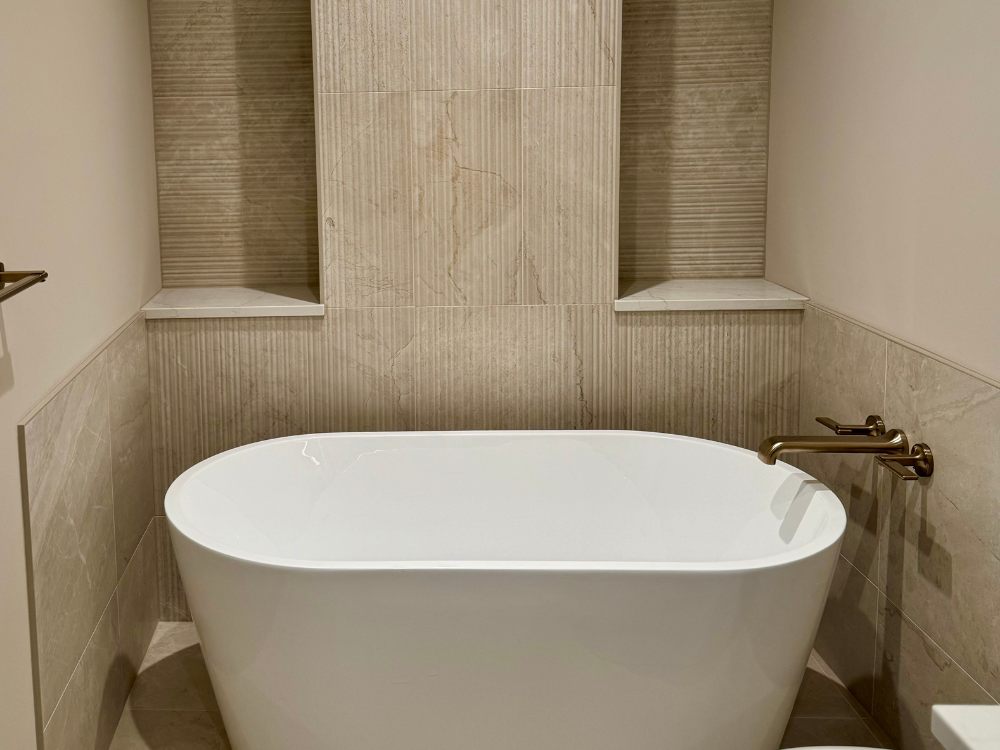 Bathtub with textured wall tile surround